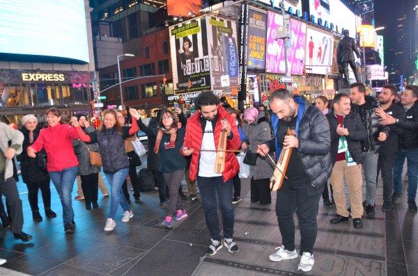 Times Meydanı'nda horon teptiler