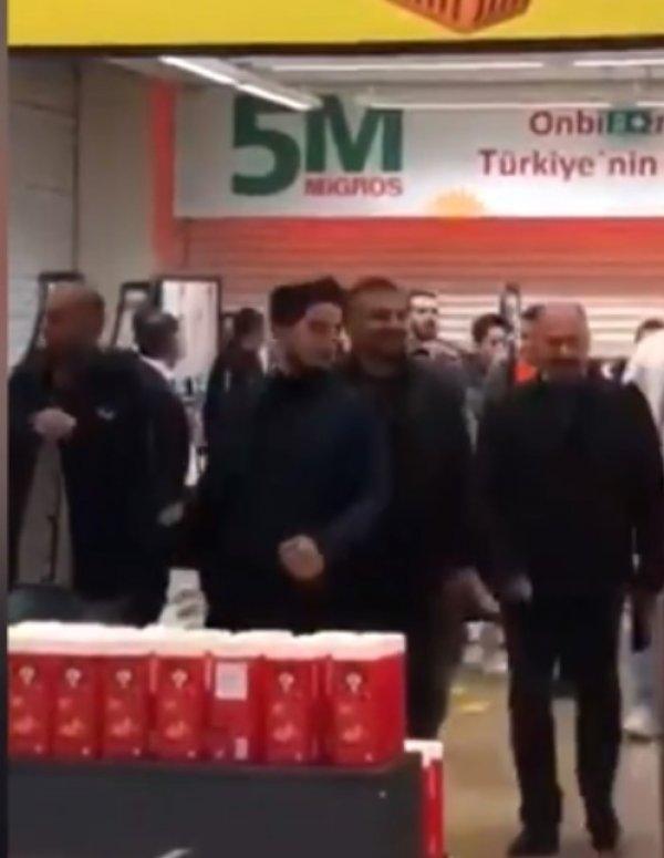 Migros'ta cep telefonu almak için yarıştılar