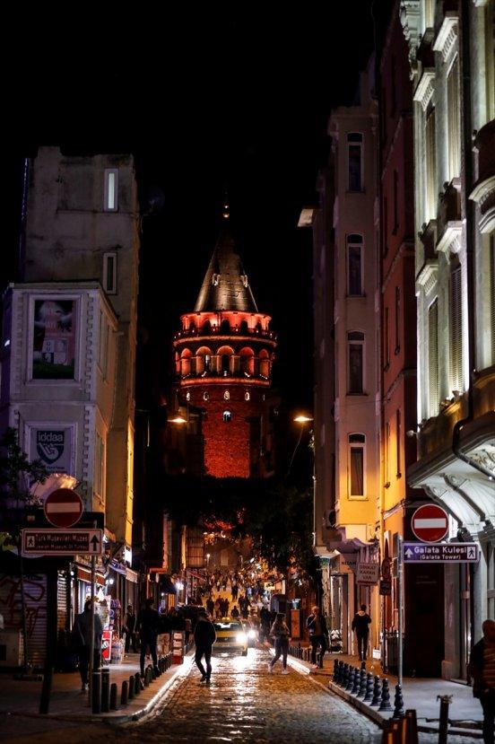 İstanbul kadına şiddete karşı turuncu renge büründü