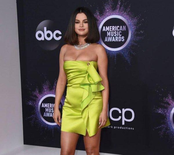 Selena Gomez sahnelere geri döndü