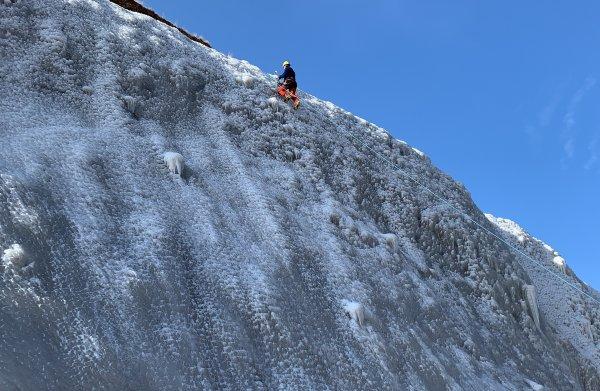 Türkiye'nin ilk yapay buz parkı Palandöken'de inşa edildi