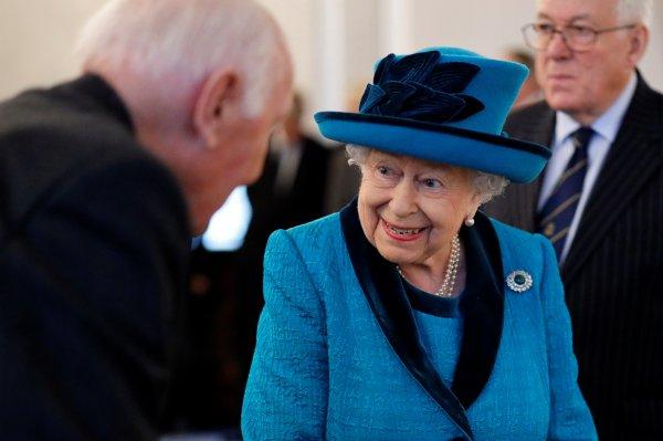 Kraliçe Elizabeth tahttan iniyor