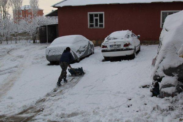 Van'ın Başkale ilçesinde kar 10 santimetreye ulaştı