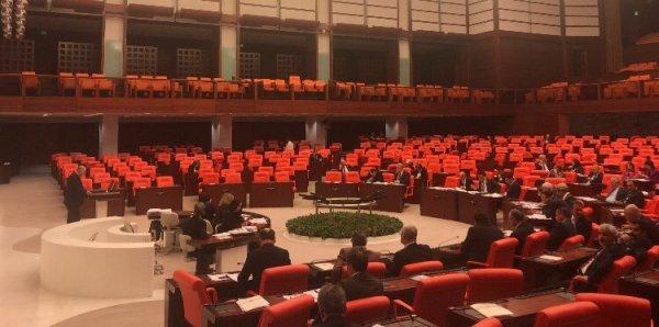 AK Partili vekiller Meclis'i yine boş bıraktı