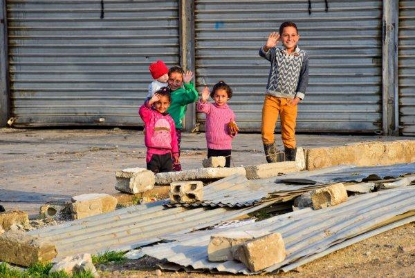 Resulayn'da oyuncaklarına kavuşan çocukların mutluluğu