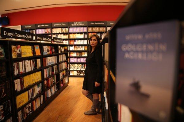 Sitem Ateş ile yeni romanı Gölgenin Ağırlığı’nı konuştuk