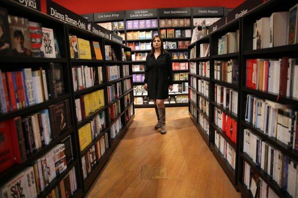 Sitem Ateş ile yeni romanı Gölgenin Ağırlığı’nı konuştuk