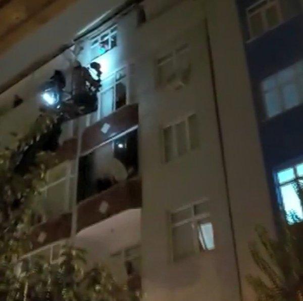 Esenler'de bir sokakta elektrik panosu patladı