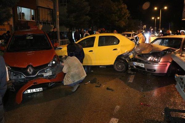 Bolu'da alkollü sürücü cadde üzerindeki 7 araca çarptı