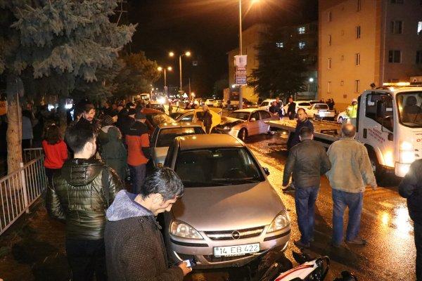 Bolu'da alkollü sürücü cadde üzerindeki 7 araca çarptı