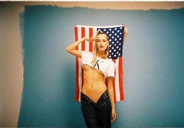 Didem Soydan'ın ABD bayrağıyla verdiği pozlar