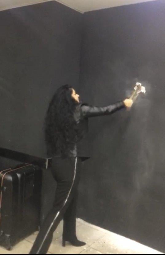 Akılalmaz şekilde örülen duvarı yıktı