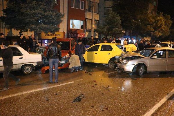 Bolu'da alkollü sürücü cadde üzerindeki 7 araca çarptı