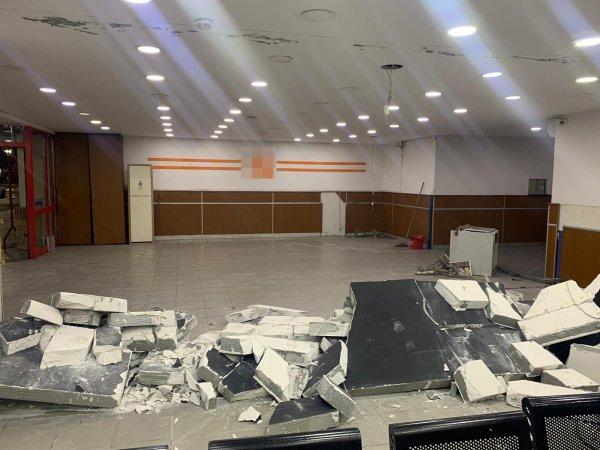 Akılalmaz şekilde örülen duvarı yıktı