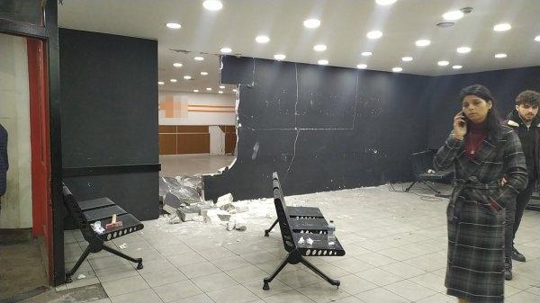 Akılalmaz şekilde örülen duvarı yıktı