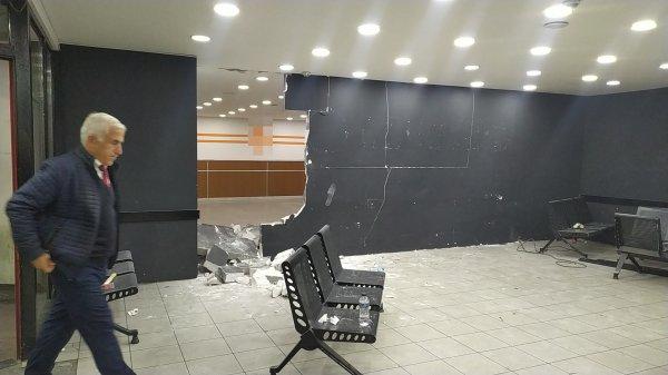 Akılalmaz şekilde örülen duvarı yıktı