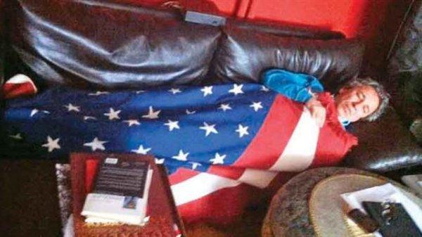 Didem Soydan'ın ABD bayrağıyla verdiği pozlar