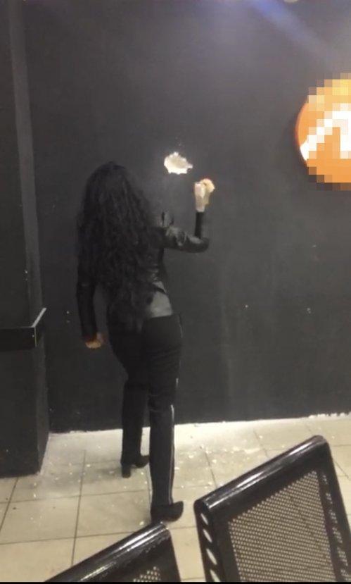 Akılalmaz şekilde örülen duvarı yıktı