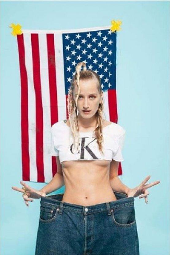 Didem Soydan'ın ABD bayrağıyla verdiği pozlar