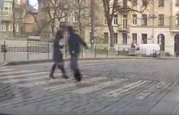 Ukrayna'da yaya geçidinde kadına yumruklu saldırı