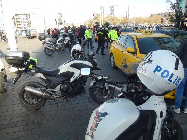 Taksim'de alkollü kadın ortalığı birbirine kattı