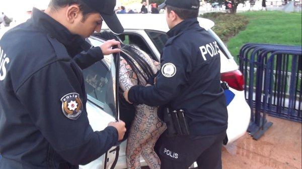 Taksim'de alkollü kadın ortalığı birbirine kattı