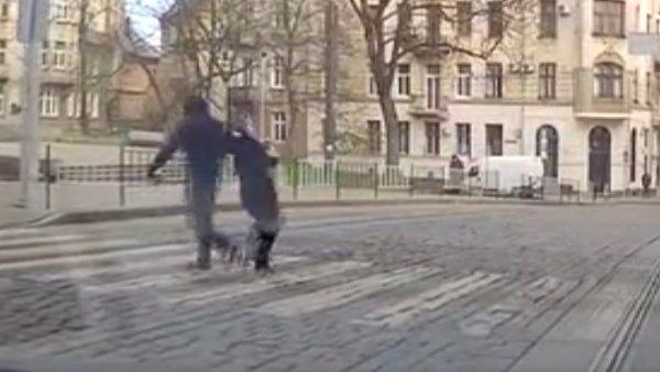 Ukrayna'da yaya geçidinde kadına yumruklu saldırı