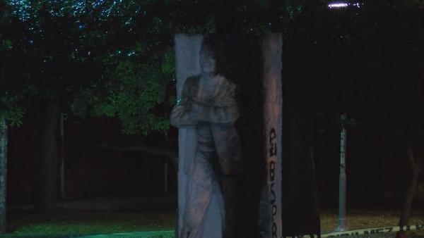 Isınmak için heykeli yakan 4 kişi gözaltına alındı