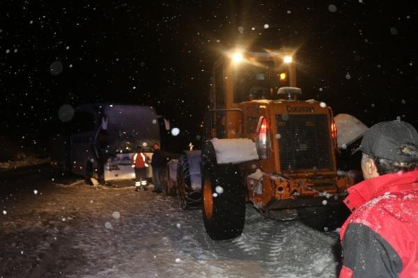 Sivas'ta yolcu otobüsü iş makinesiyle çarpıştı