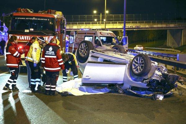 İstanbul'da otomobil kamyona arkadan çarptı