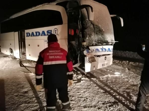 Sivas'ta yolcu otobüsü iş makinesiyle çarpıştı