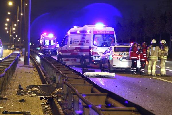 İstanbul'da otomobil kamyona arkadan çarptı