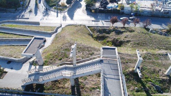 Üst geçitte engelli rampası sorunu