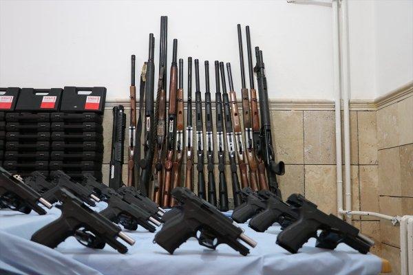 Silah atölyesine çevrilen evde 94 tabanca ve 27 tüfek bulundu
