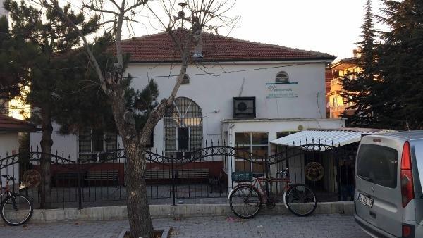 Camide namaz kılan hırsız, telefonu alıp kaçtı