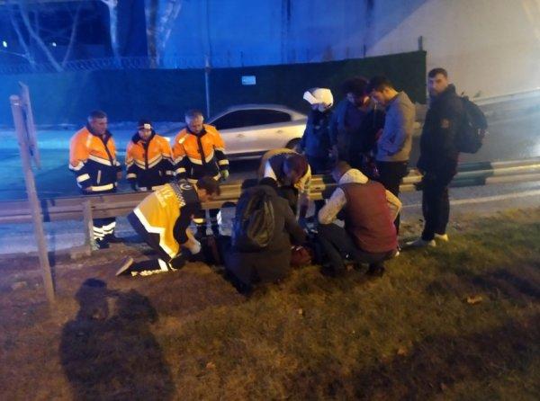 Motosikletli sürücüye yardıma koştu, kamyon çarptı