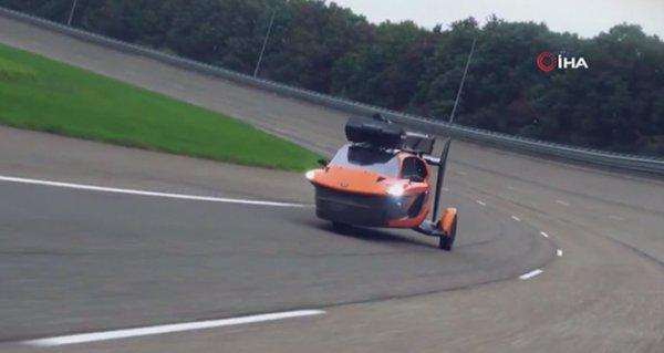 Seri üretime geçen ilk uçan araba tanıtıldı