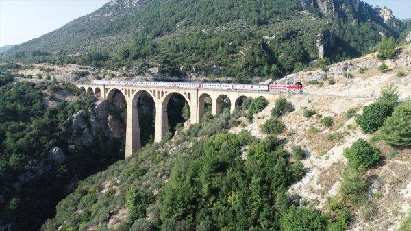 James Bond'un serisinde yer alan köprü ışıklandırılıyor