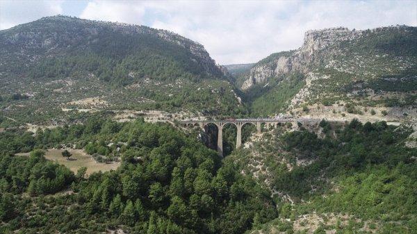 James Bond'un serisinde yer alan köprü ışıklandırılıyor