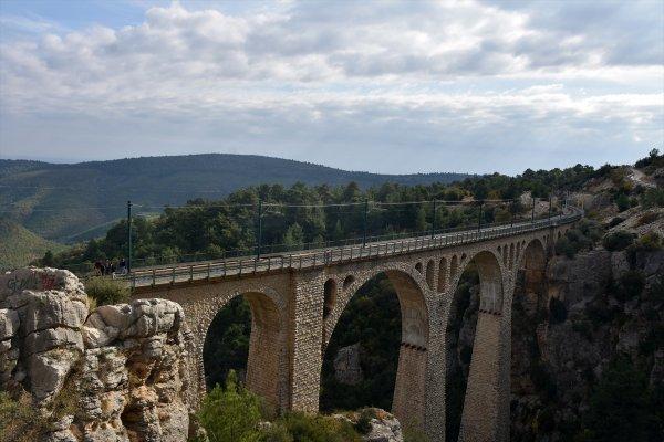 James Bond'un serisinde yer alan köprü ışıklandırılıyor
