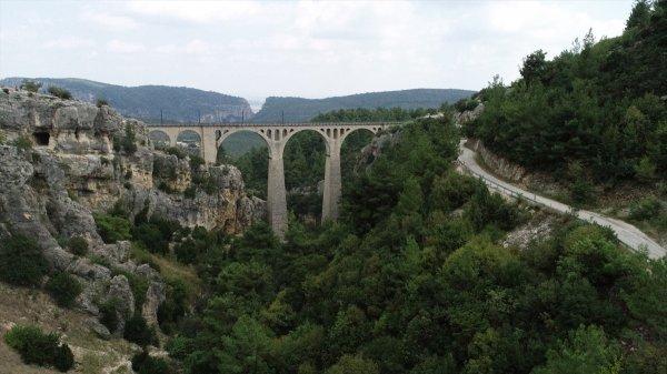 James Bond'un serisinde yer alan köprü ışıklandırılıyor