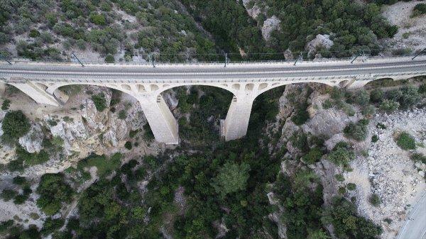 James Bond'un serisinde yer alan köprü ışıklandırılıyor