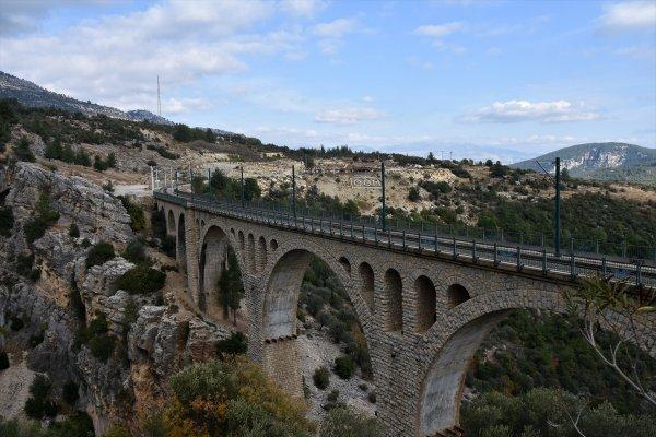 James Bond'un serisinde yer alan köprü ışıklandırılıyor