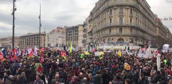 Fransız polisi göstericilerle çatışmaya başladı