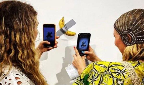 Duvara bantlanmış muz 120 bin dolara satılıyor