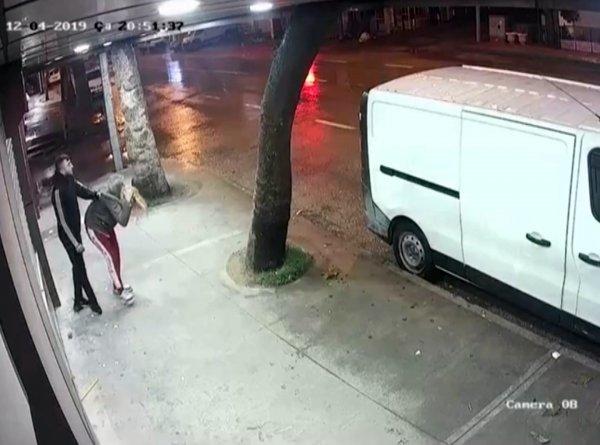 Bursa'da kız arkadaşına saldıran erkek kamerada