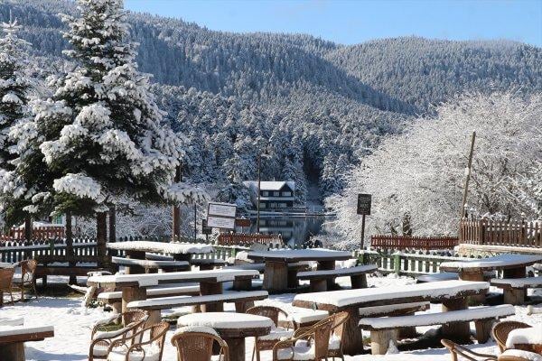 Etkili olan kar yağışı Gölcük Tabiat Parkı'nda güzel görüntüler oluşturdu