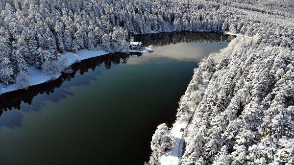 Etkili olan kar yağışı Gölcük Tabiat Parkı'nda güzel görüntüler oluşturdu