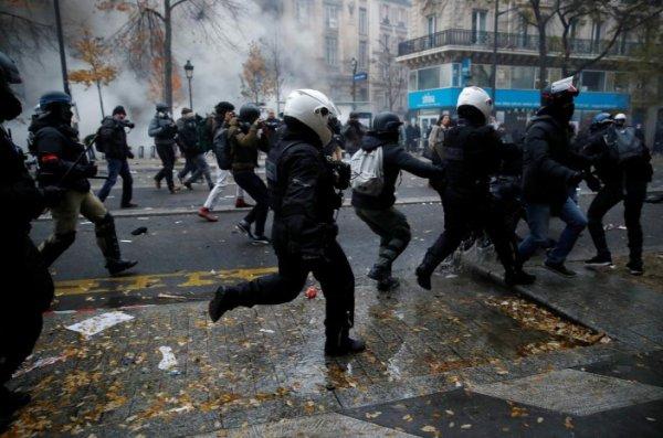 Fransız polisi göstericileri yerlerde sürükledi