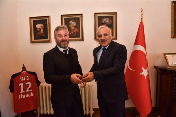 Fenalaşan yolcuya ilk müdahaleyi yapan sürücü ödül aldı